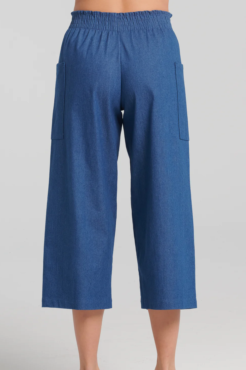 Anona Pants by Kollontai, Blue, back view, lightweight denim, cropped length, elastic waist, side pouch pockets, sizes XS to XXL, made in Montreal 