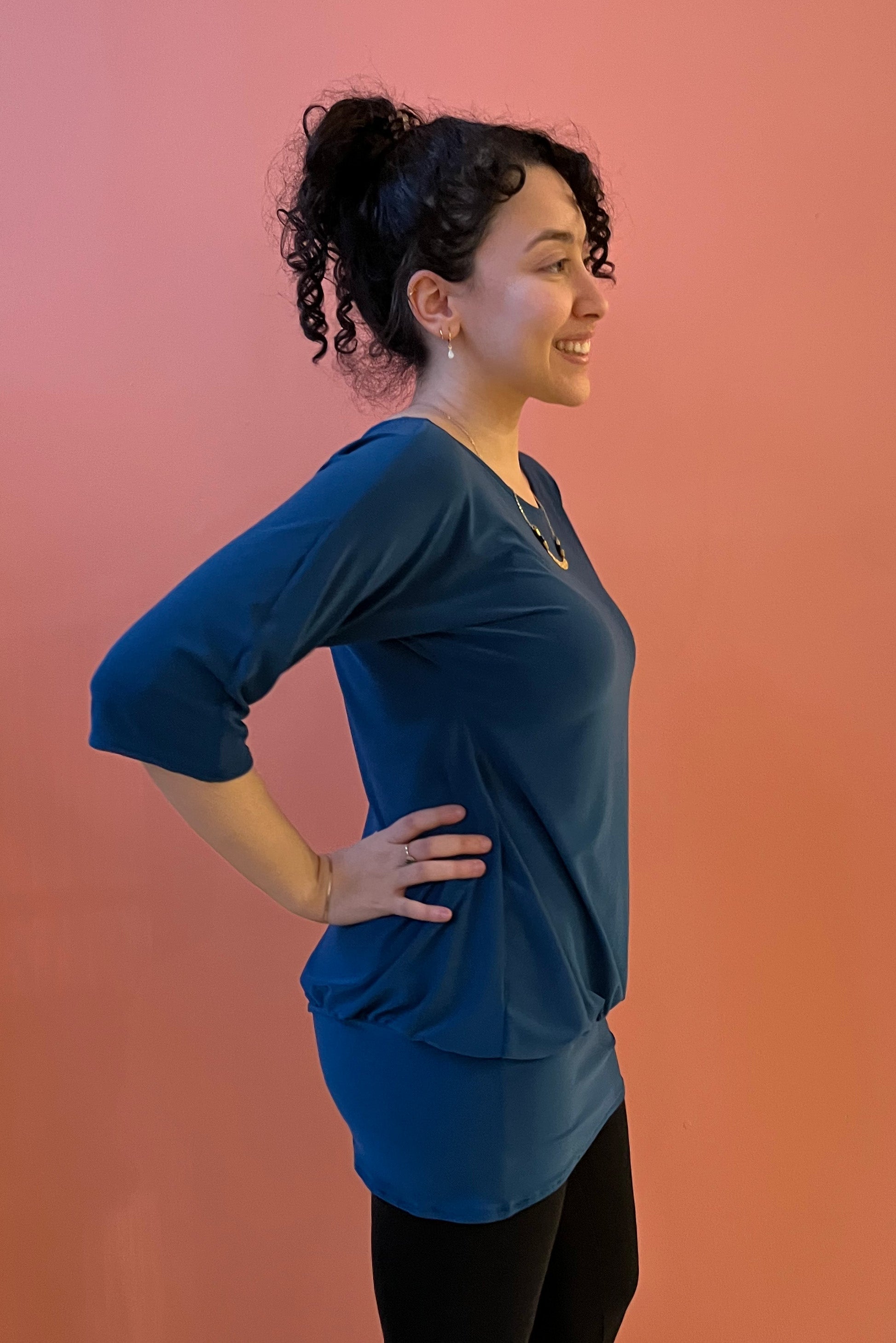 Kafta Top by SI Design, Blue, side view, wide neck, 3/4 sleeves, wide band at hem, sizes XS to XL, made in Quebec