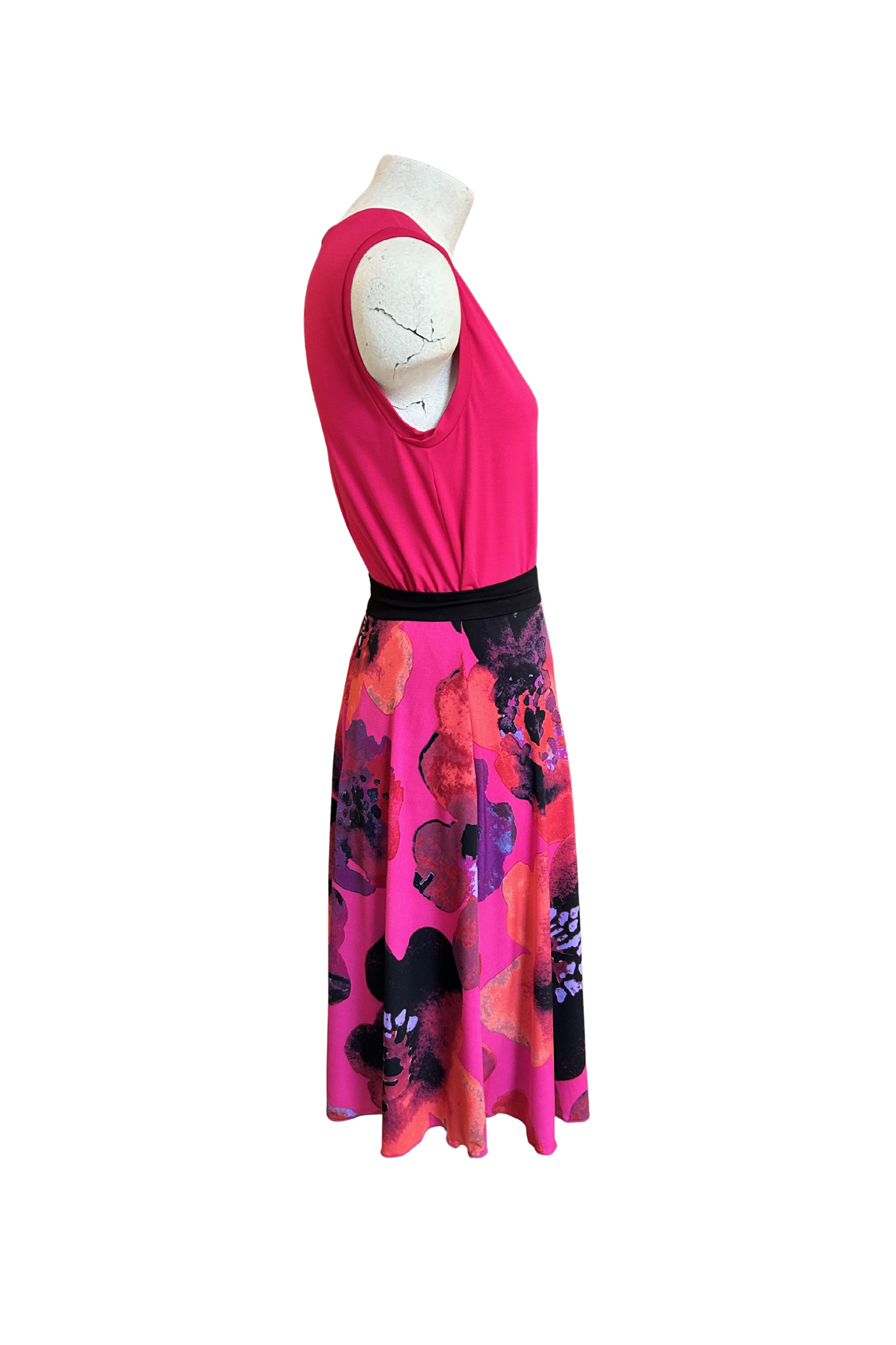 A side view of the Folie Skirt in Fuchsia Print by Slak is shown on a mannequin with the Neon Camisole in Fuchsia against a white background. It's a below-the-knee A-line skirt with a contrast pull-on waistband. 