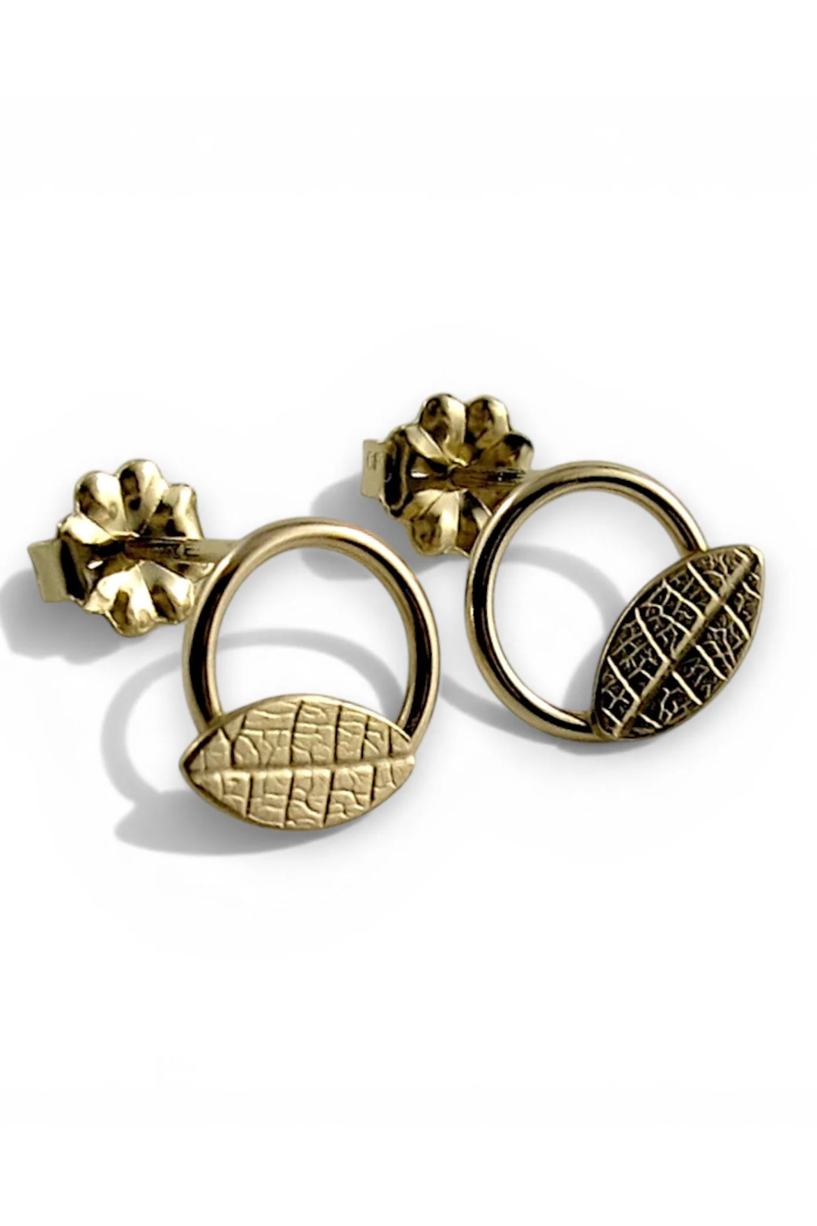 Tiny Leaf Circle Stud Earrings