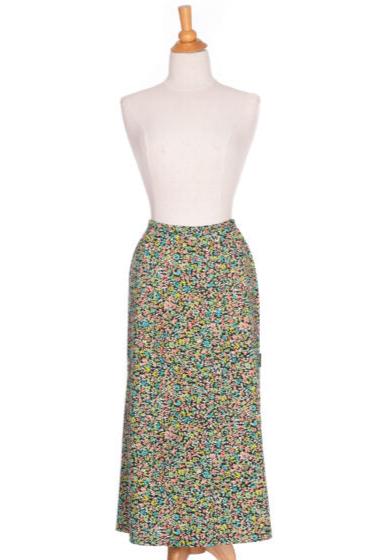 The Madison 7/8 Skirt by Rien ne se Perd in a Tiny Flowers pattern, featuring a straight cut with side slits and an elastic waist is shown on a mannequin against a white background. 