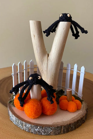 Spider and 2 pumpkins b ForgetBKnot