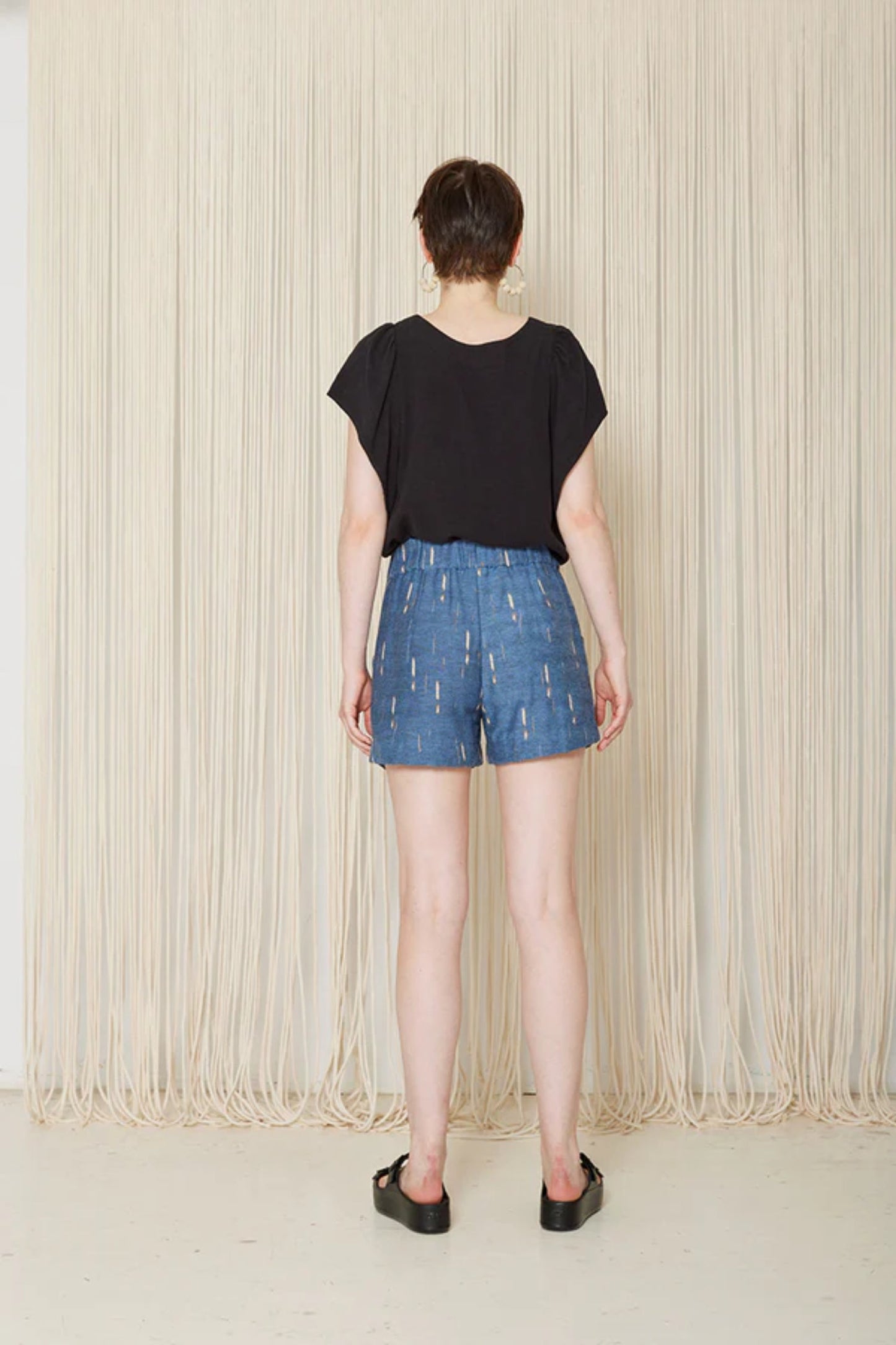 Zinnia Shorts by Cokluch, Youmi Denim, back view, pull-on, elastic waist, pockets, mid-thigh, exclusive fabric, sizes XS to XL, made in Montreal