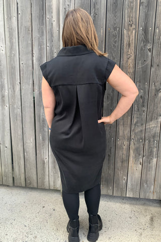 Frida Dress by Melow, Black, back view, straight cut, cap sleeves, tailored collar, box pleat and yoke at back, patch pocket, eco fabric, sizes XS to XXL, made in Quebec